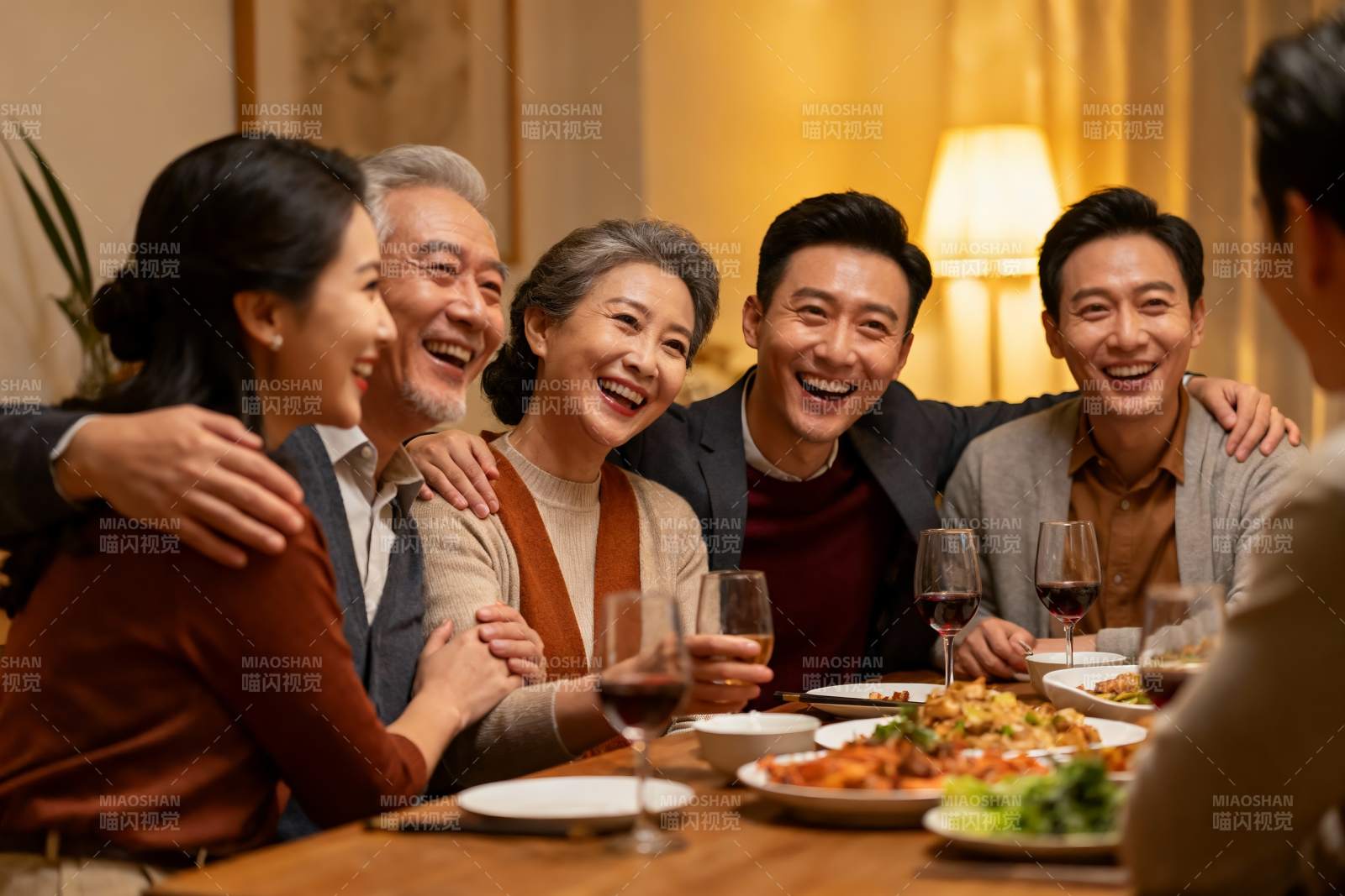 家庭聚餐欢笑场景图片