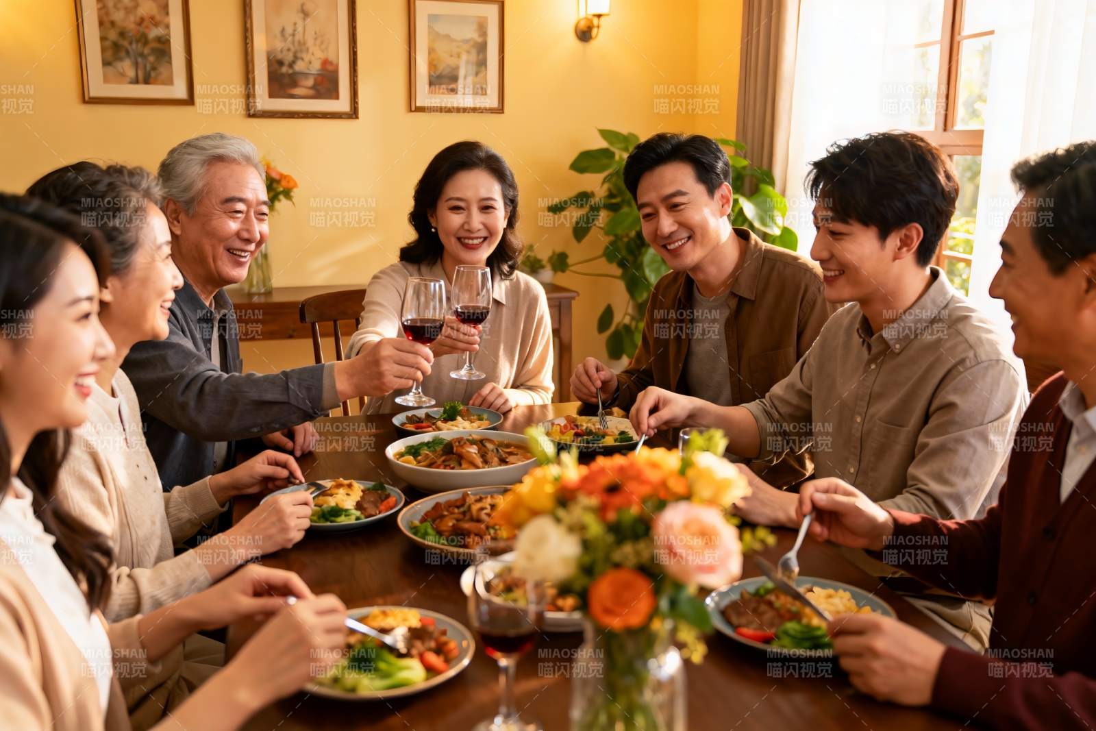 家庭聚餐欢声笑语其乐融融图片