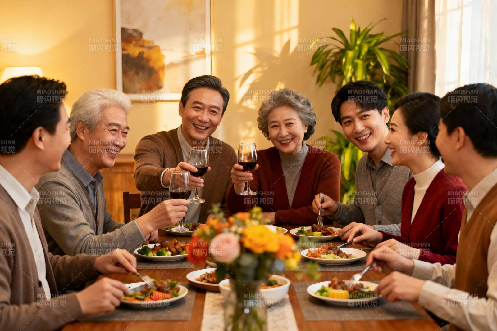 家庭聚餐欢庆时刻图片