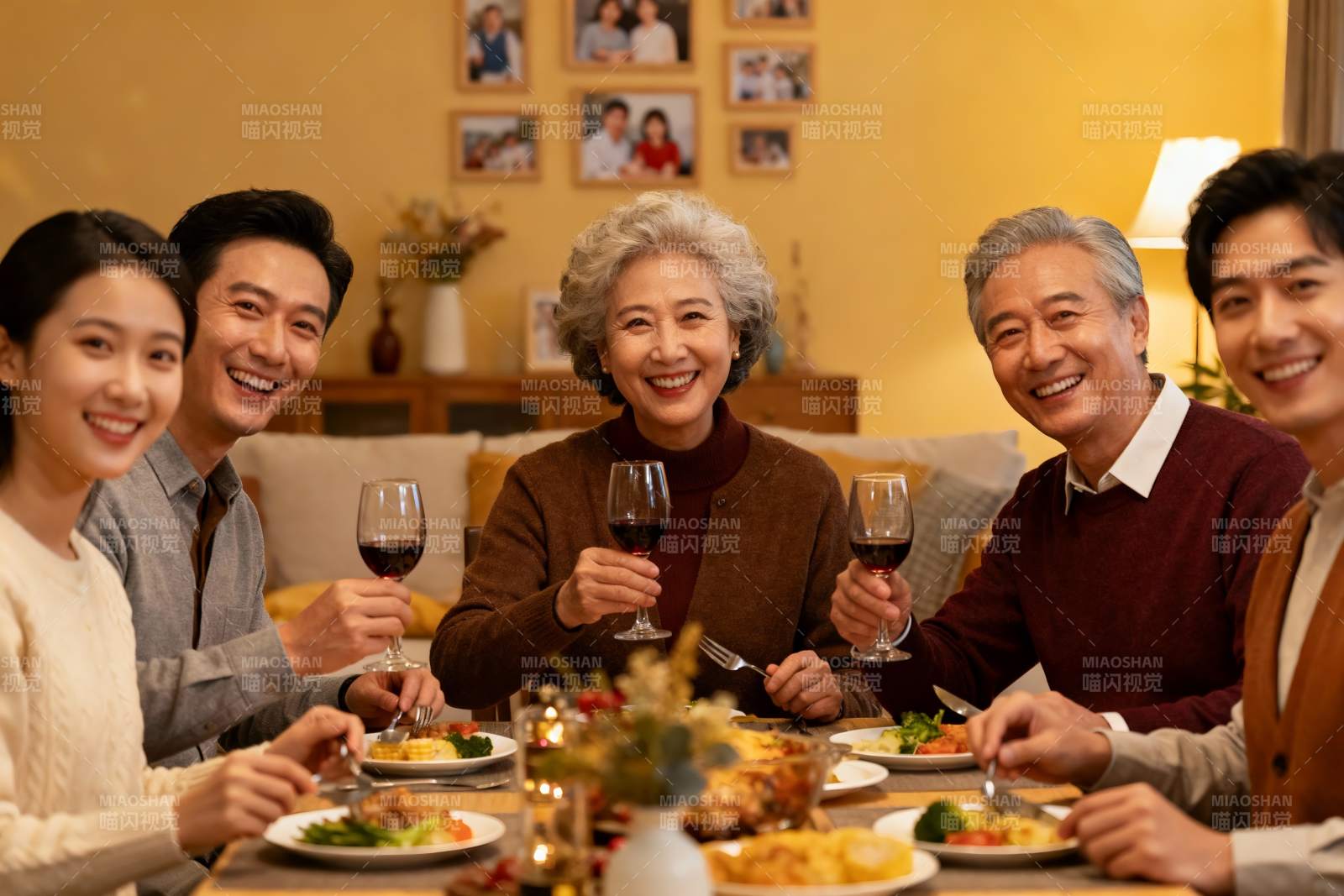 家庭聚餐欢庆时刻图片