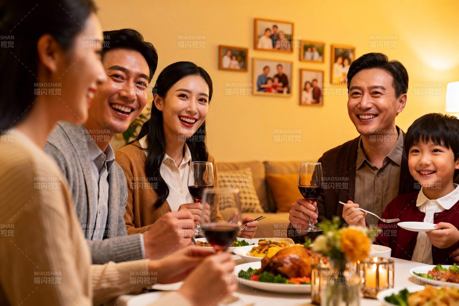 温馨家庭聚餐欢笑共享图片