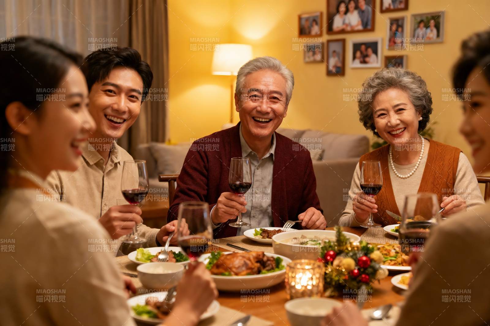 家庭聚餐欢庆节日温馨场景图片