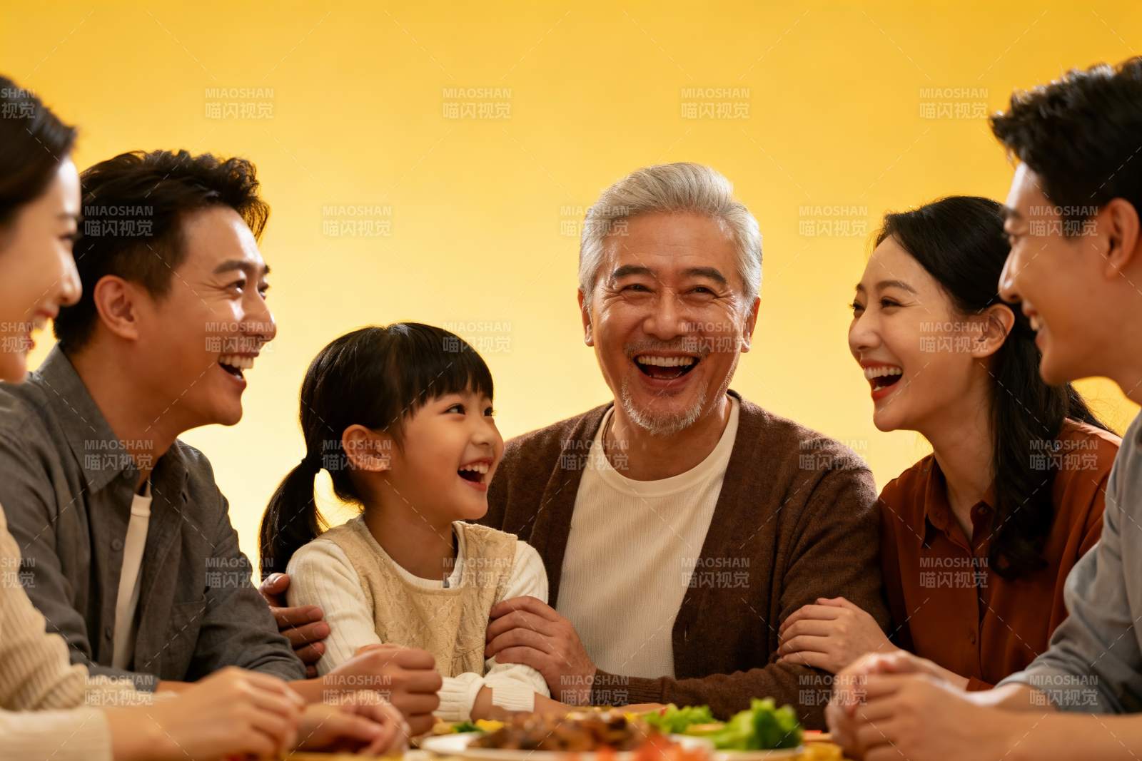 三代同堂家庭聚餐其乐融融图片