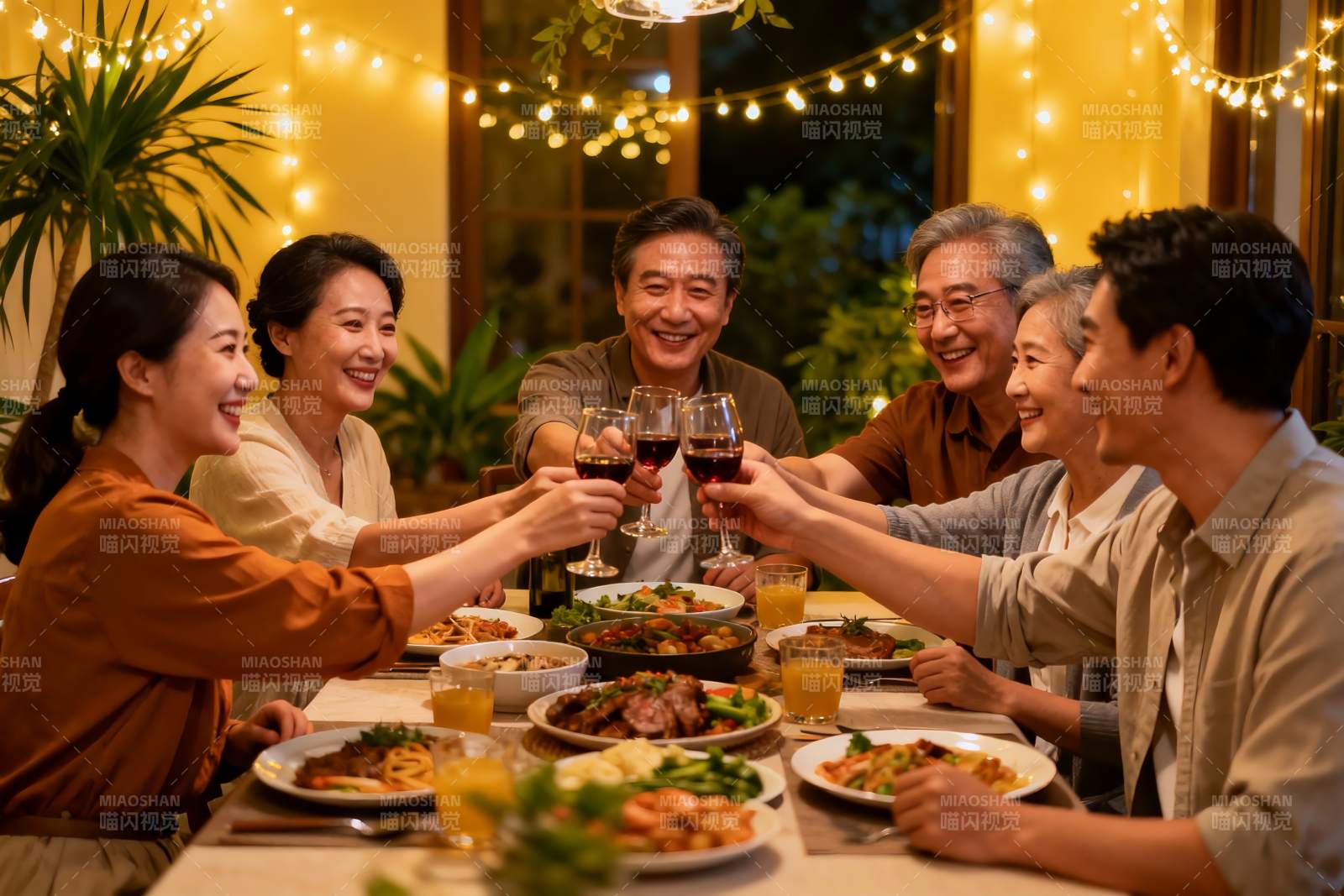 家庭聚餐欢庆时刻图片