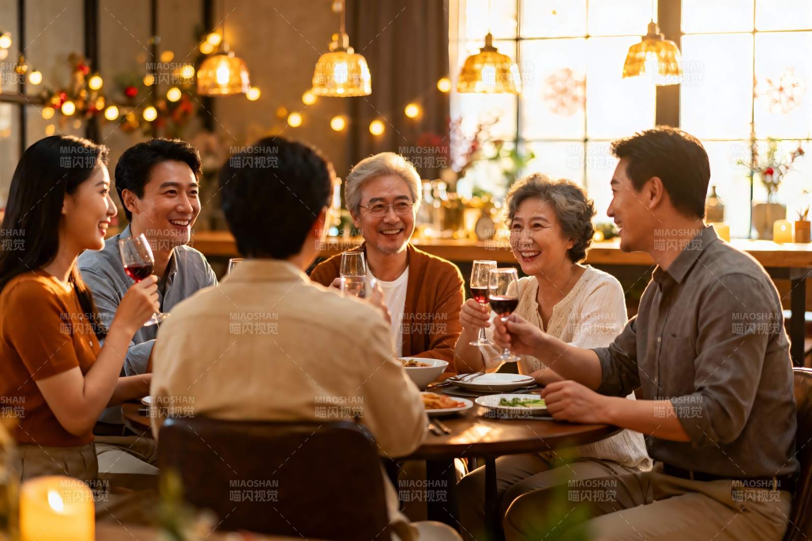 家庭聚餐欢庆时刻图片