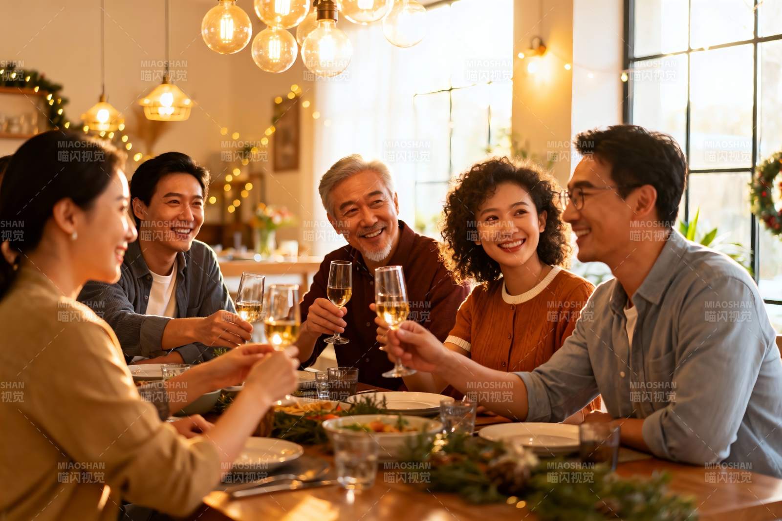 家庭聚餐欢庆时刻图片