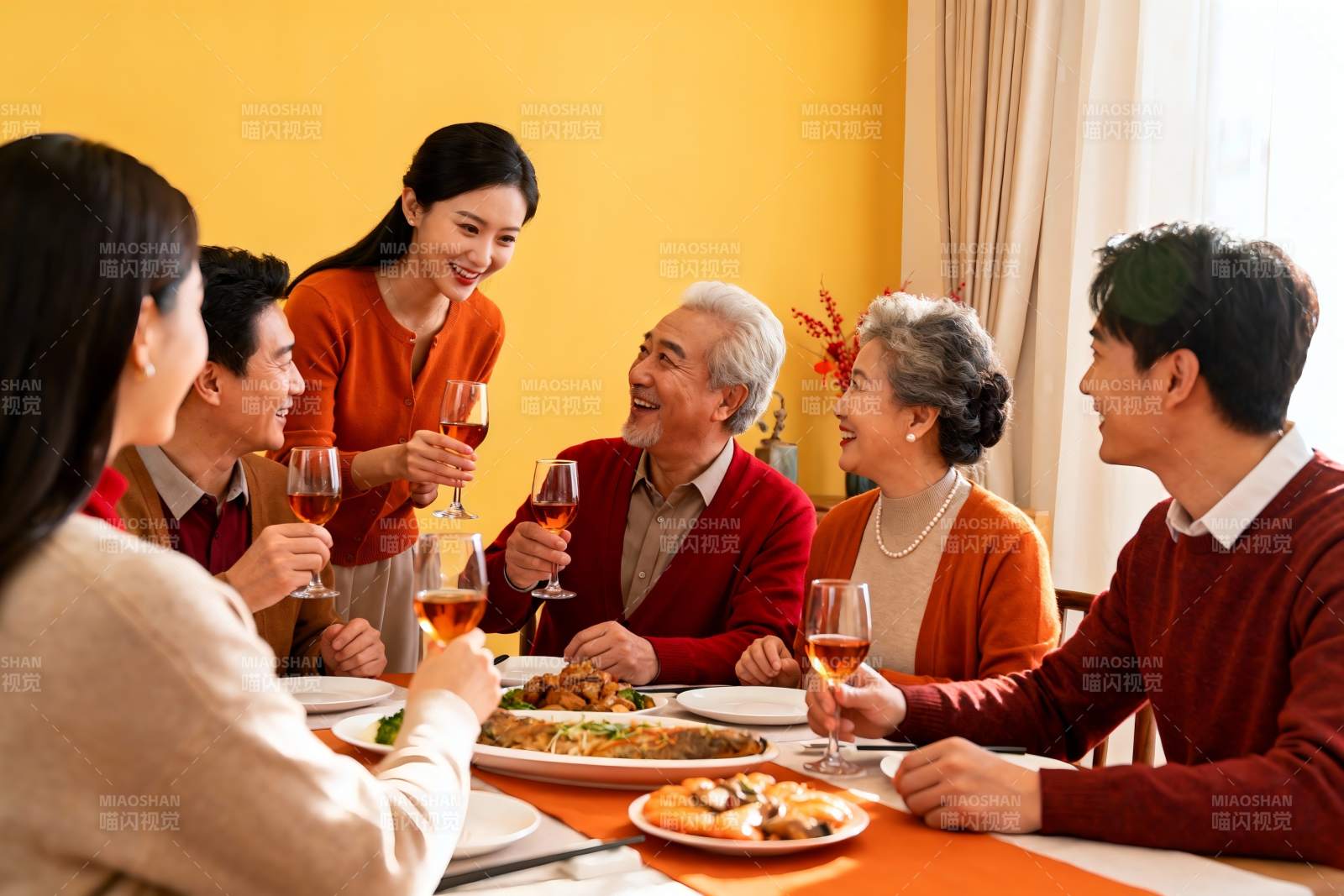 家庭聚餐欢庆时刻图片