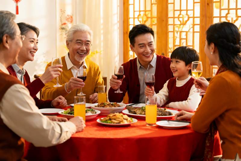 家庭聚餐欢庆团圆时刻图片