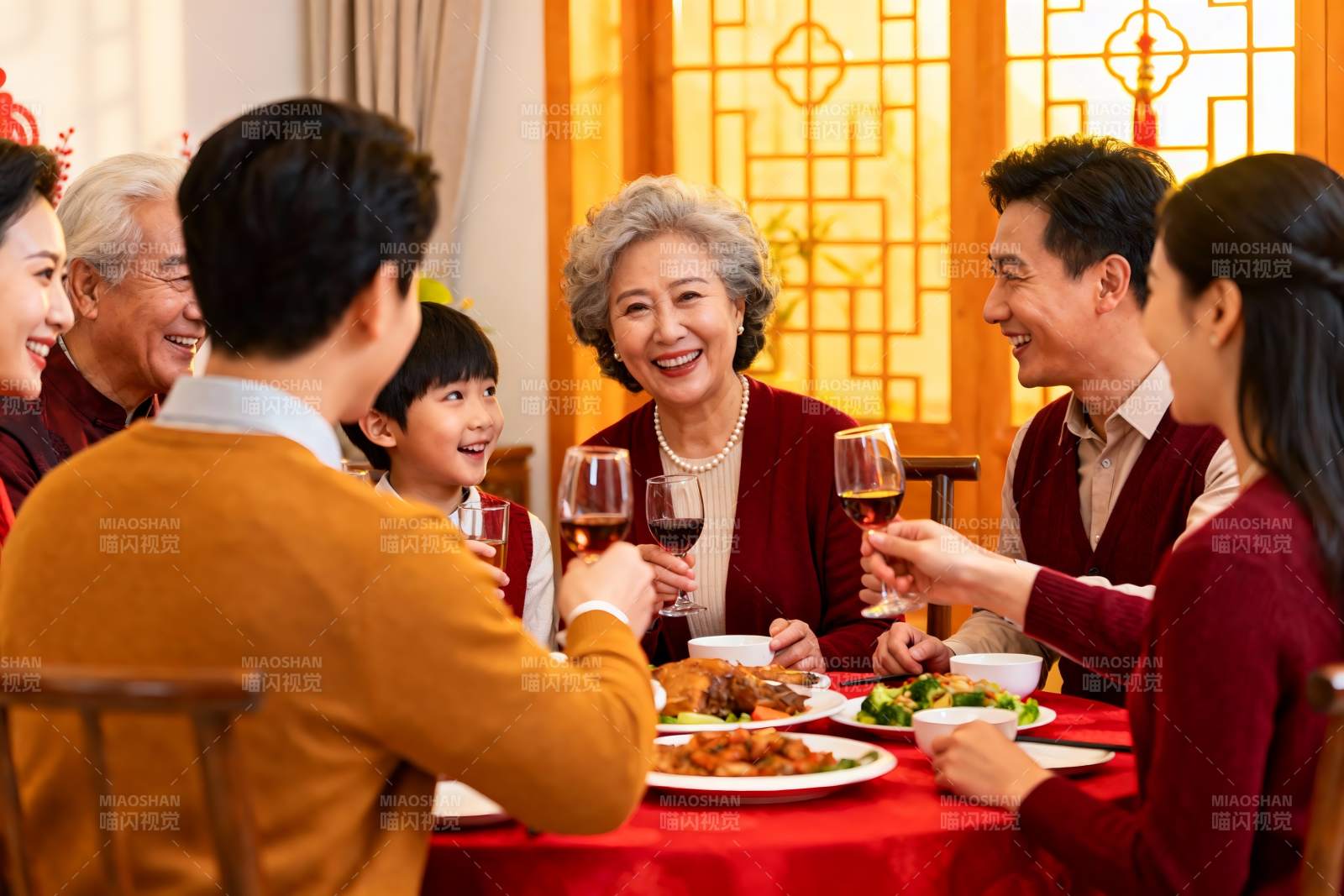 家庭聚餐欢庆团圆时刻图片