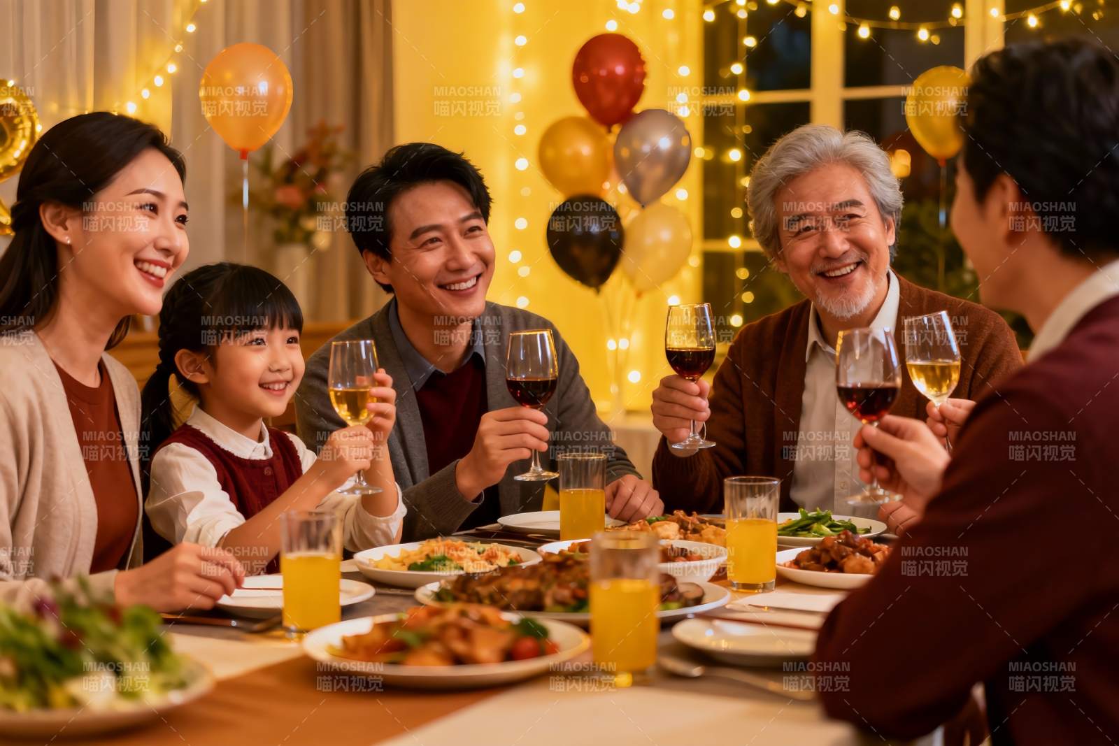 温馨家庭聚餐欢庆时刻图片