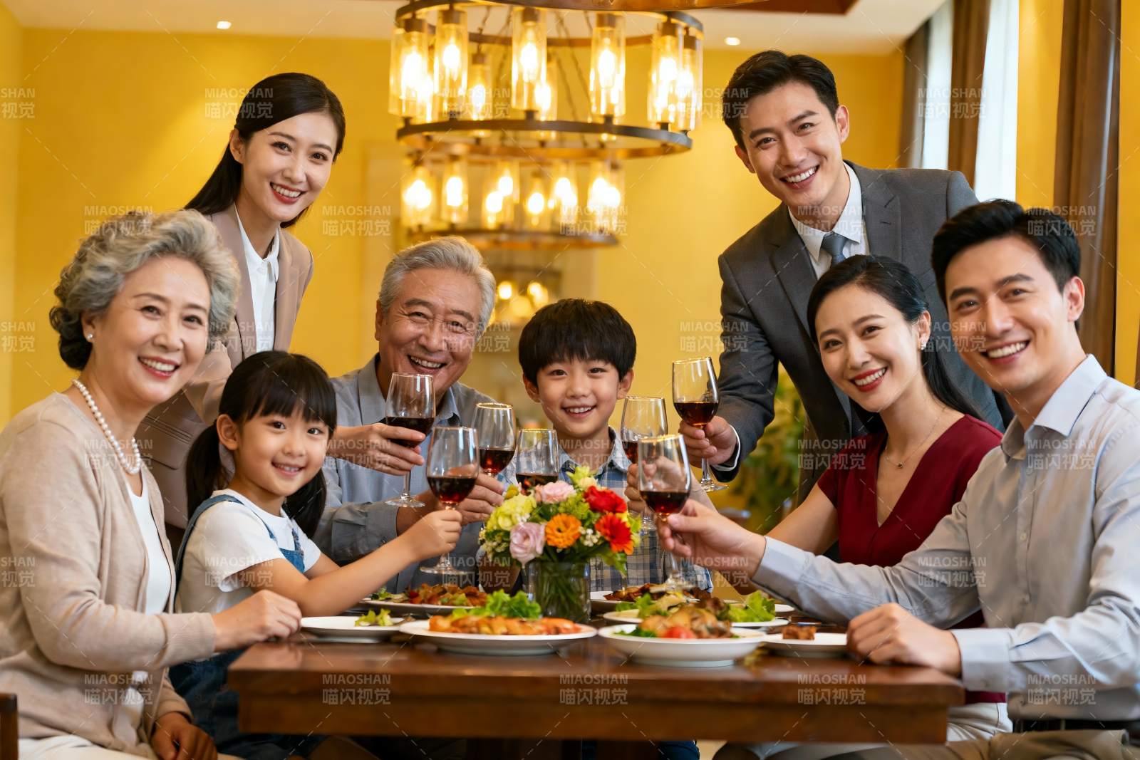 三代同堂家庭聚餐举杯欢庆图片