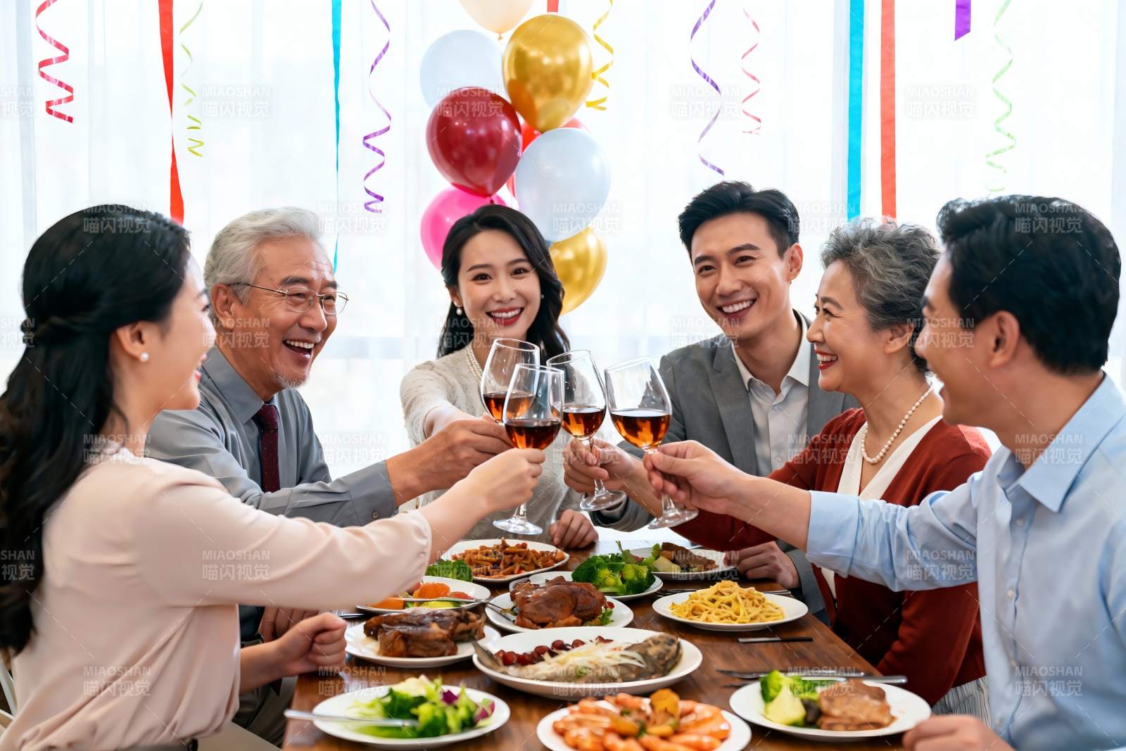 家庭聚餐欢庆时刻图片
