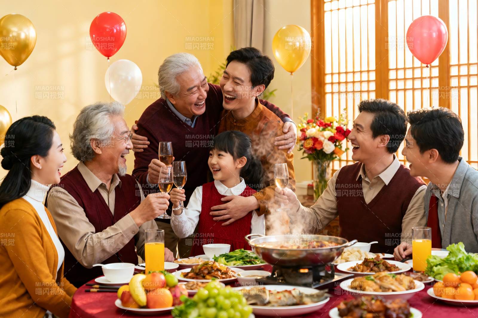 家庭聚餐欢庆时刻图片