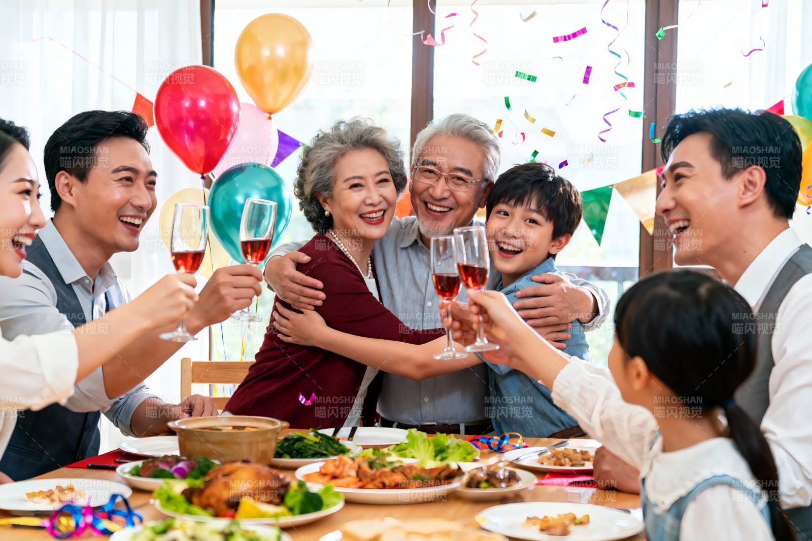 家庭聚餐欢庆时刻图片