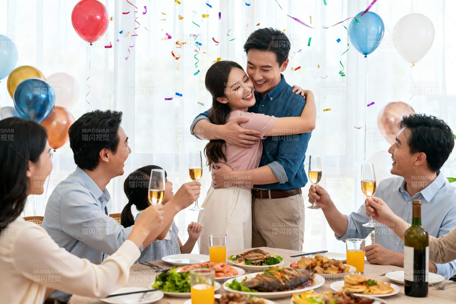 家庭聚会欢庆拥抱场景图片