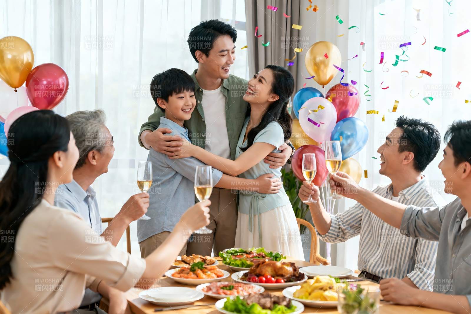 家庭聚会欢庆团圆图片