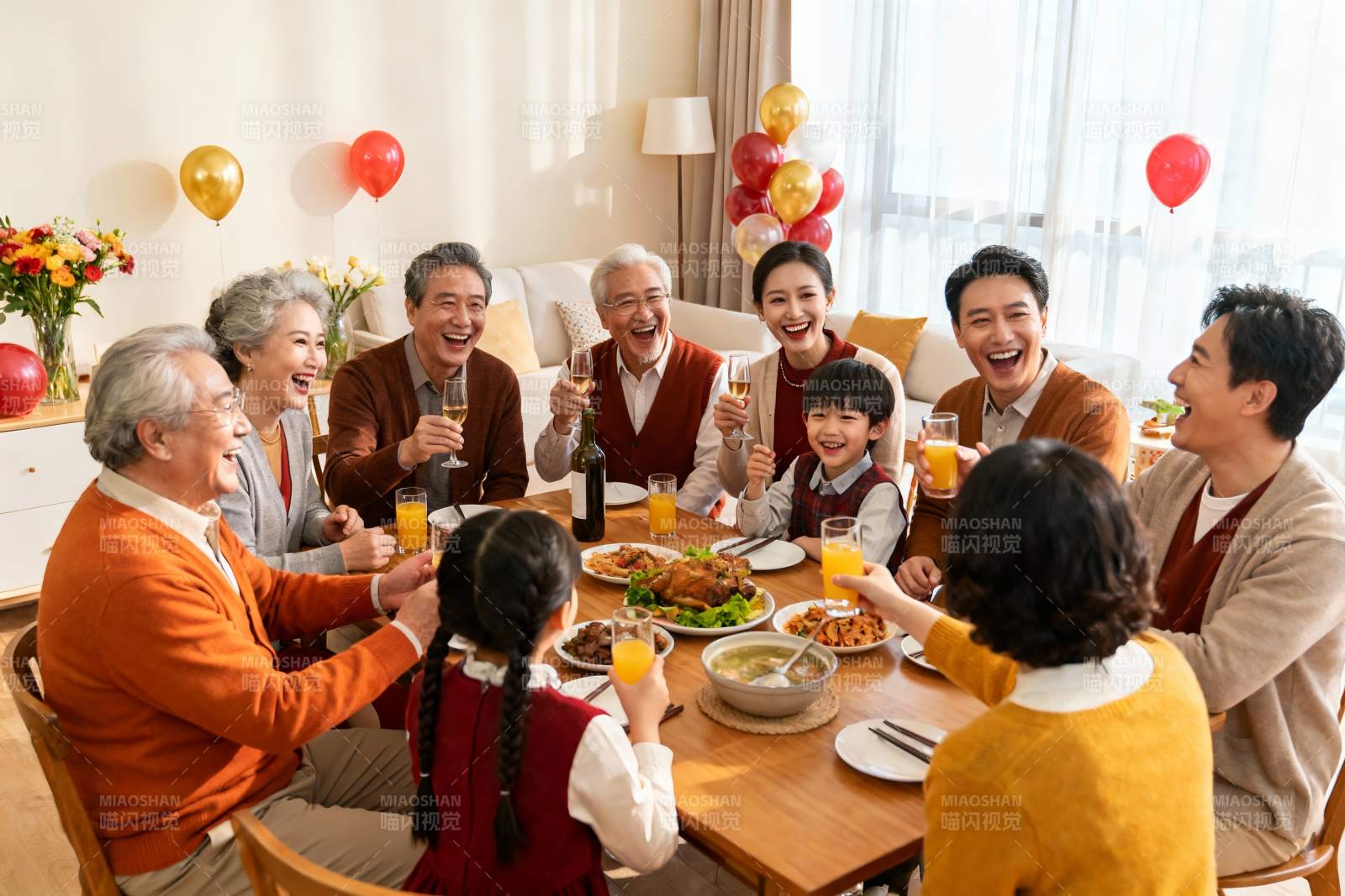 三代同堂家庭聚餐欢庆时刻图片