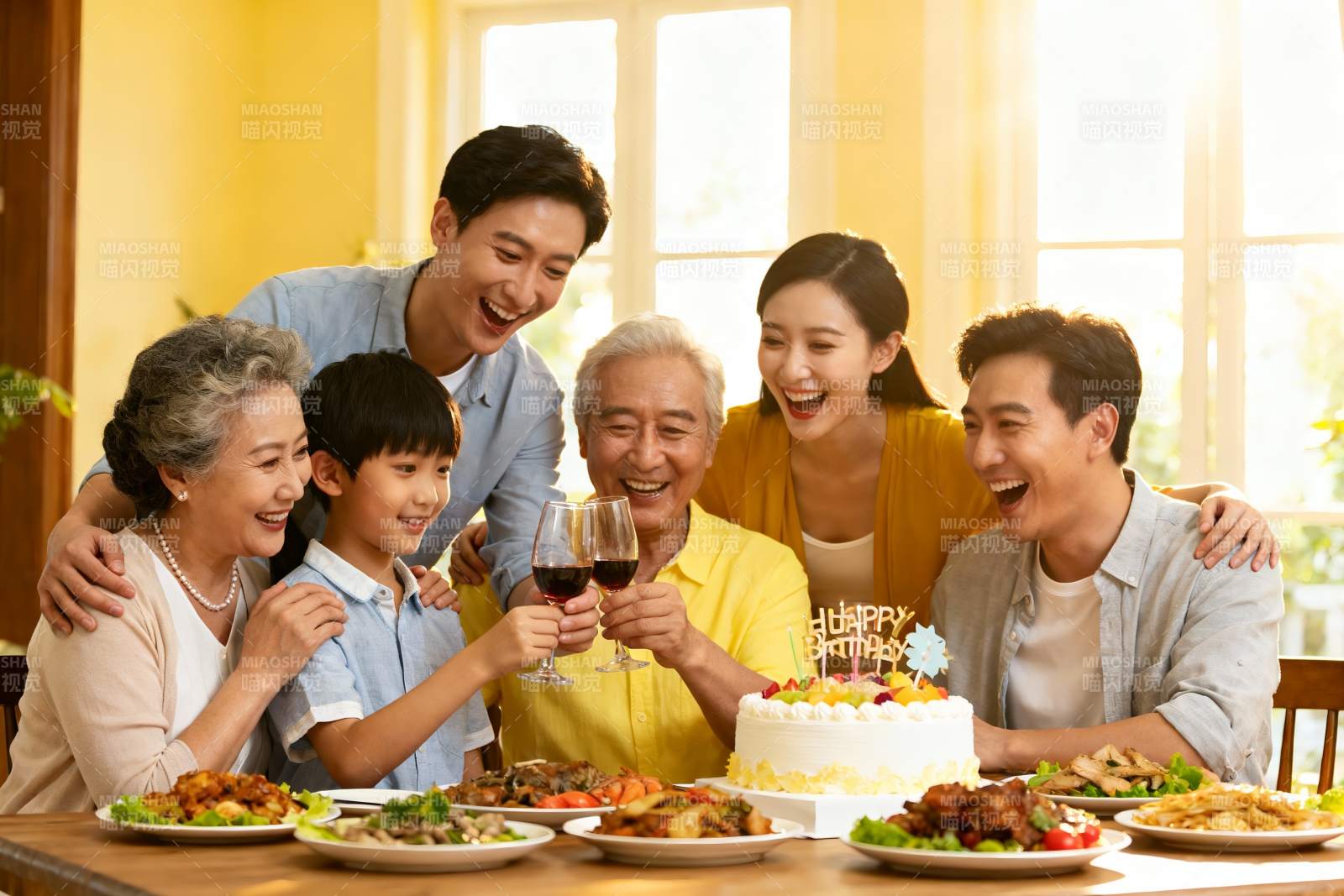 三代同堂生日聚餐其乐融融图片