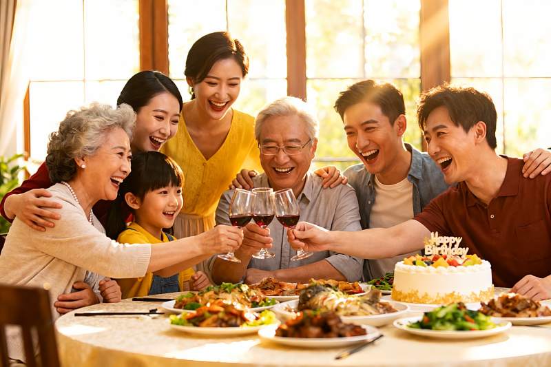 家庭聚餐欢庆生日温馨场景图片
