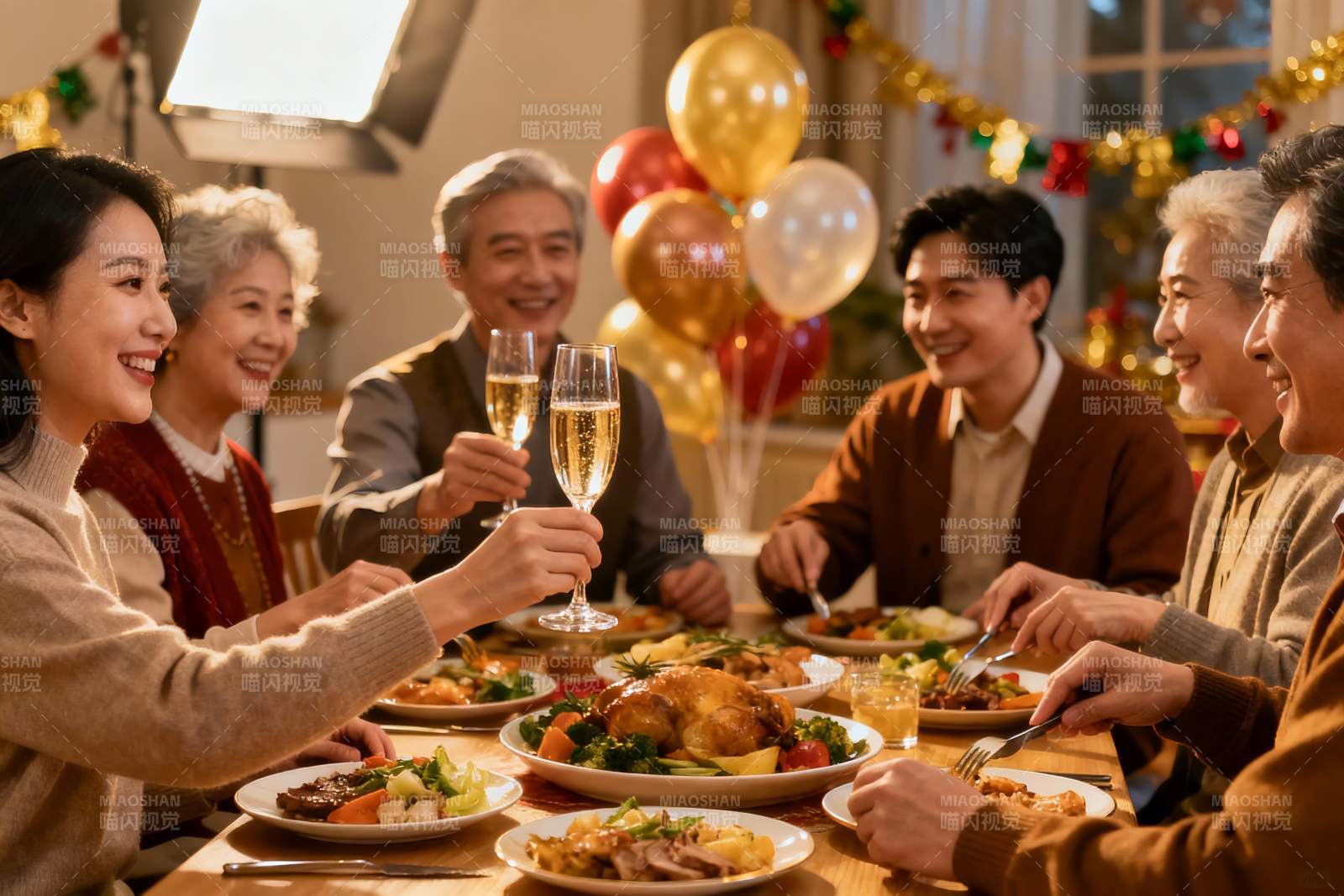 家庭聚餐欢庆节日举杯同乐图片