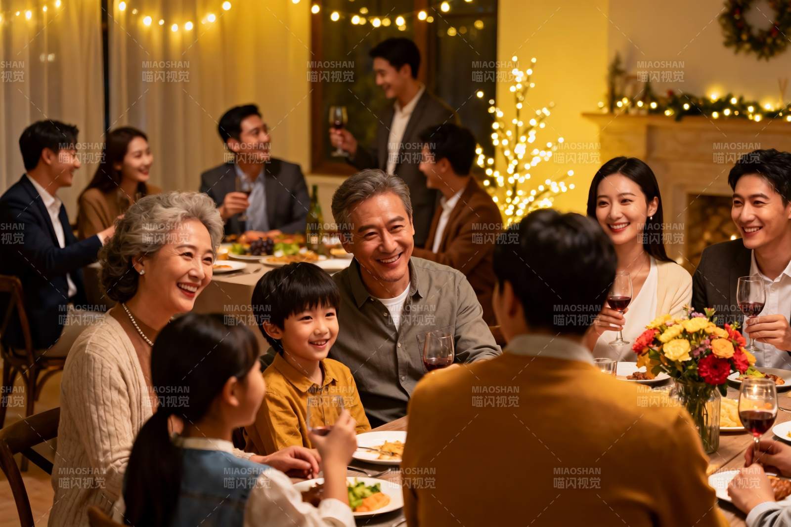 温馨家庭聚餐共庆节日图片