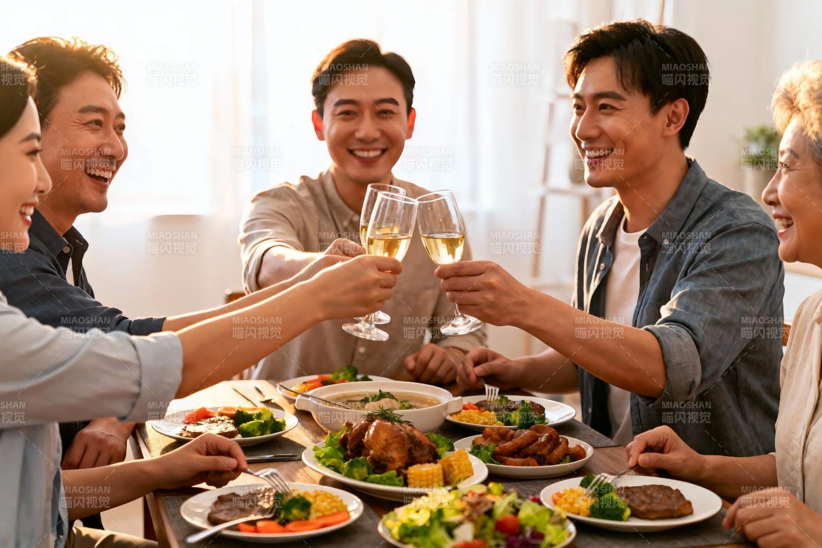 家人聚餐举杯欢庆图片