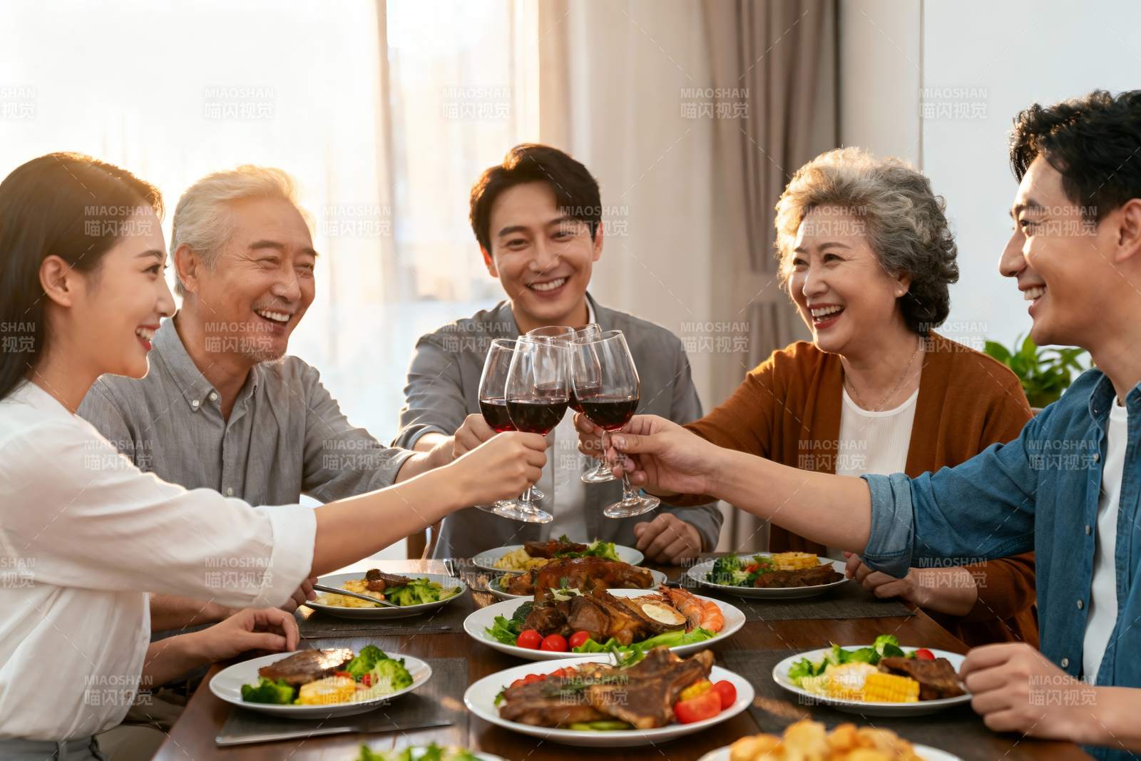 家庭聚餐欢庆时刻图片