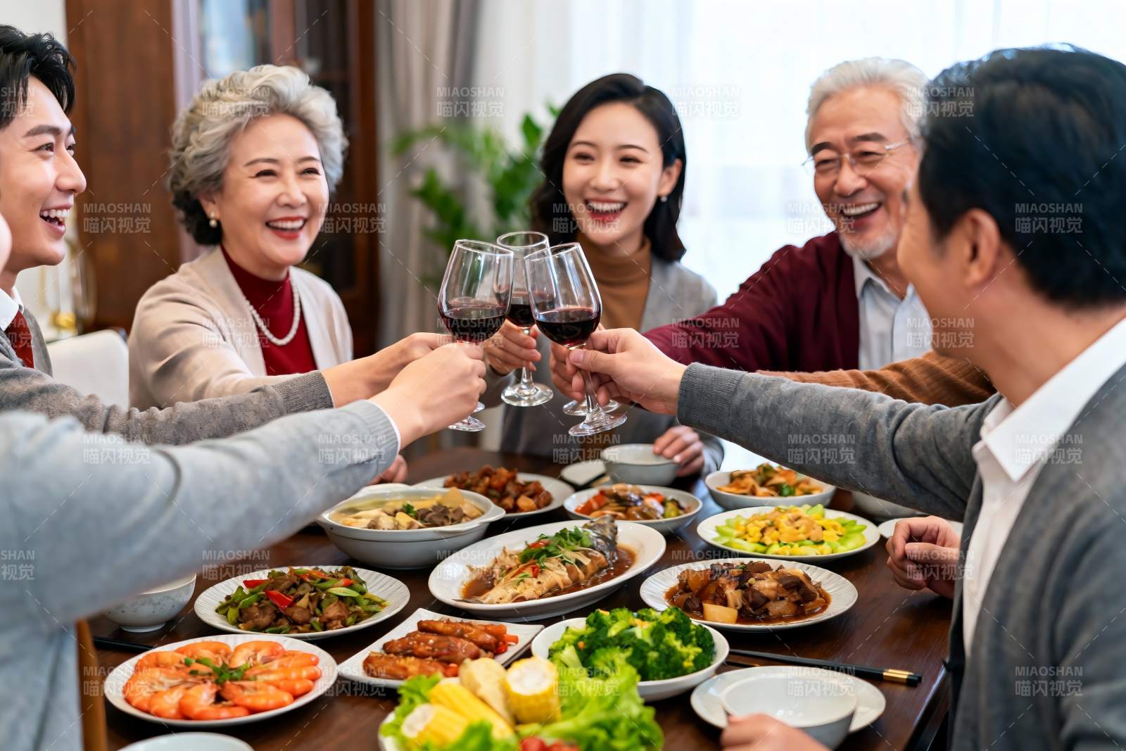 家庭聚餐欢庆时刻图片