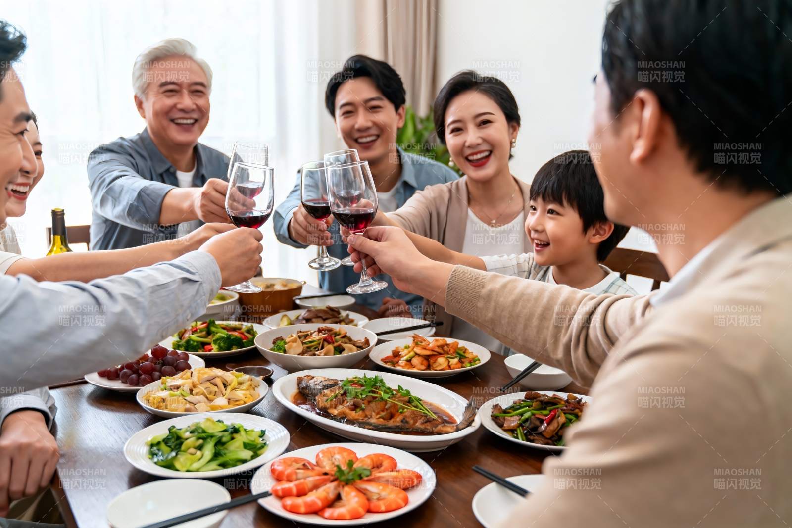 家庭聚餐欢庆时刻图片