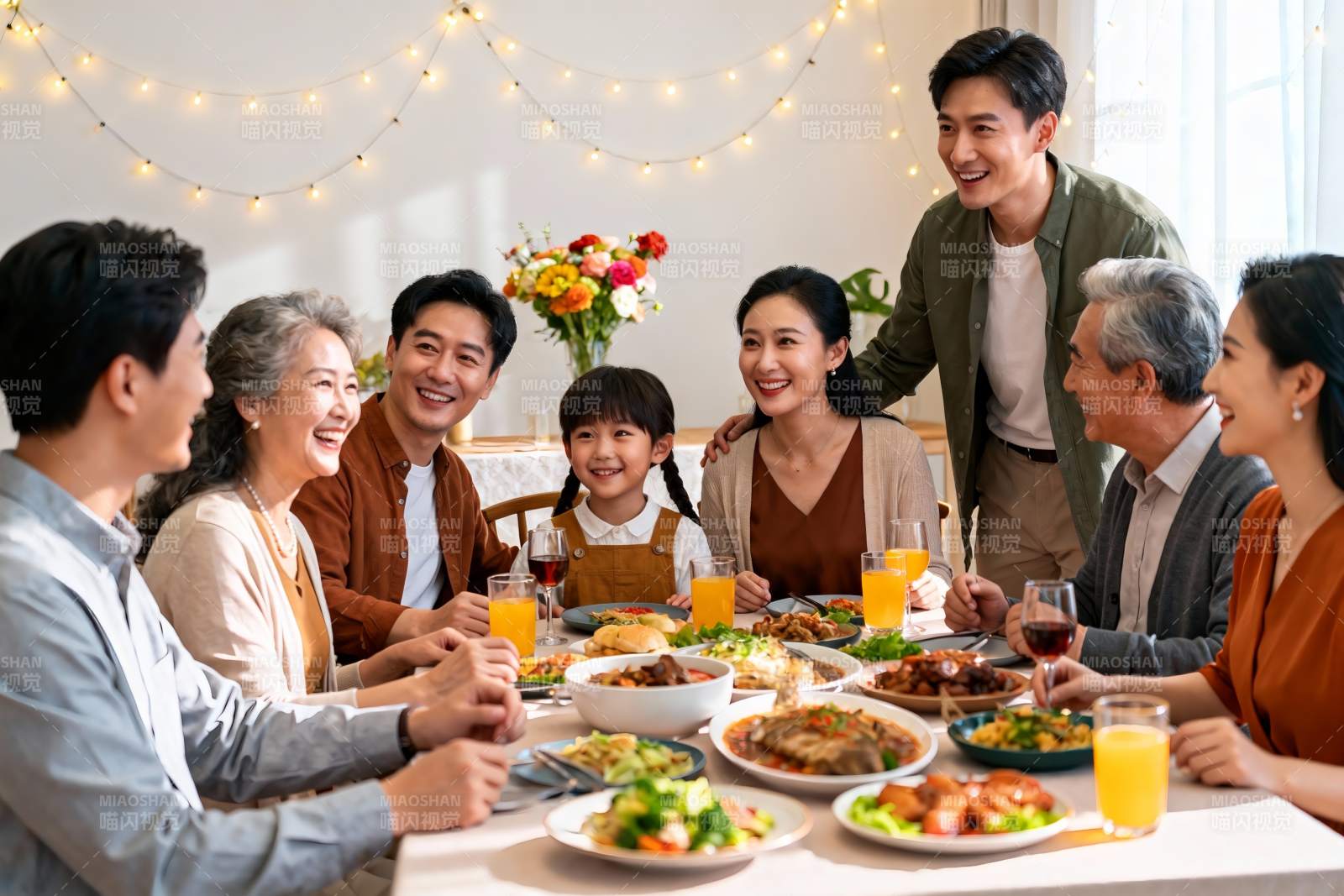 温馨家庭聚餐其乐融融图片