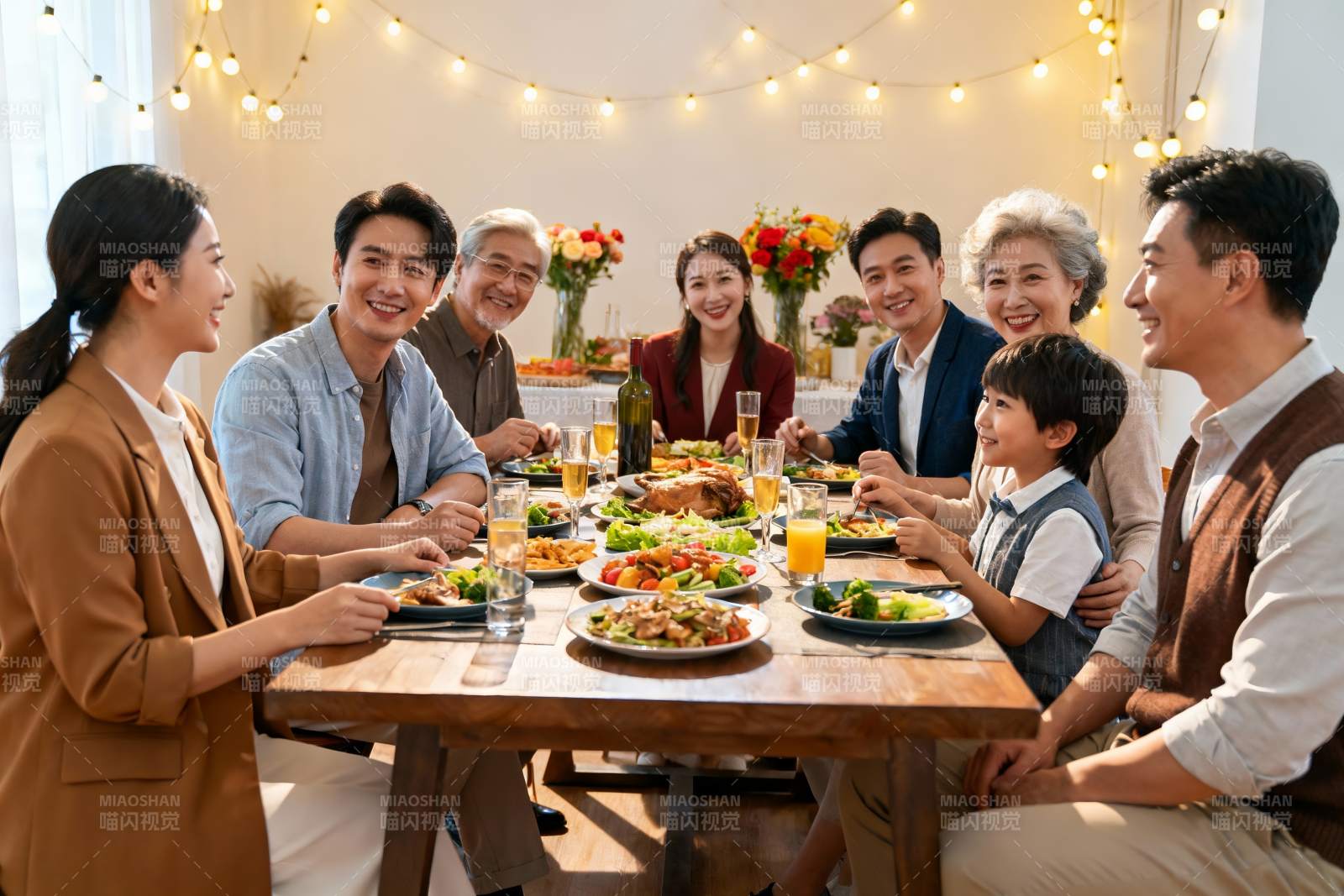 家庭聚餐其乐融融图片
