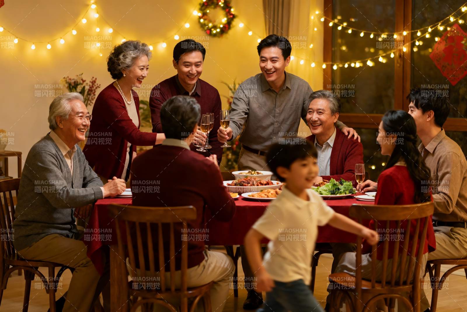 温馨家庭聚餐欢庆时刻图片