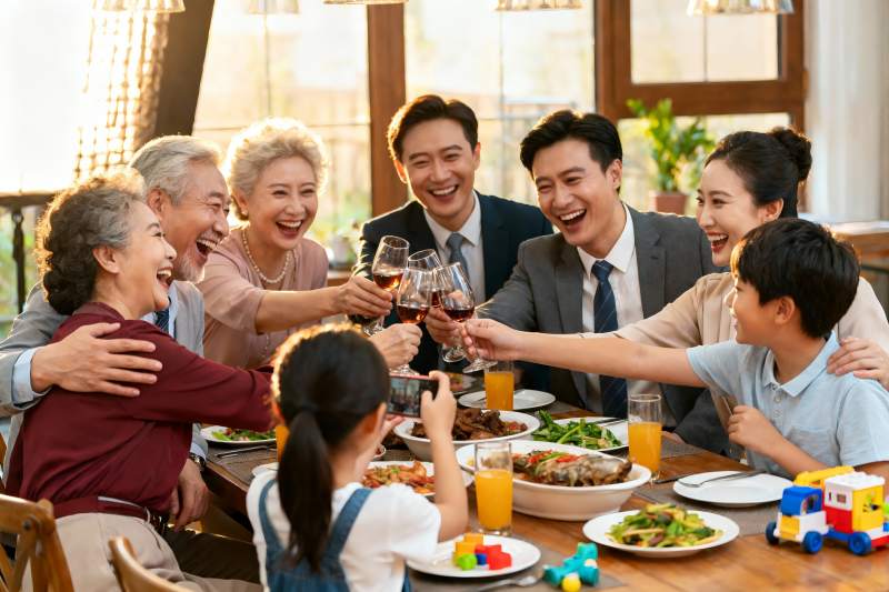 三代同堂家庭聚餐欢庆时刻图片