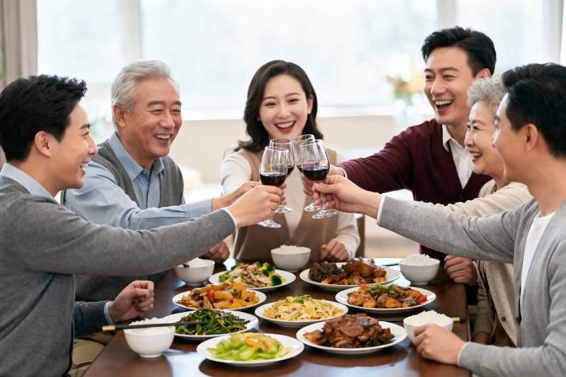 家庭聚餐欢庆时刻图片