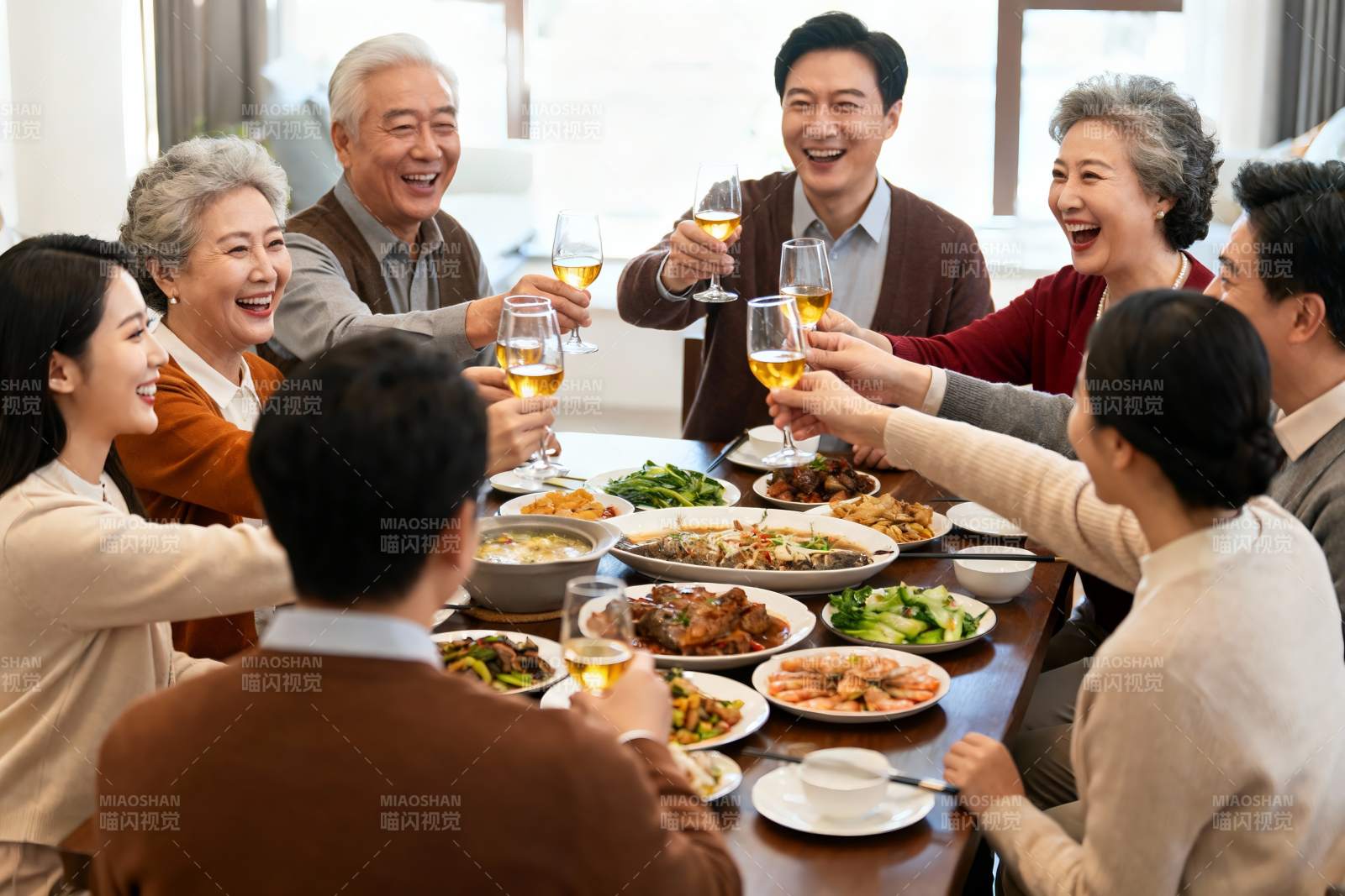 家庭聚餐欢庆时刻图片