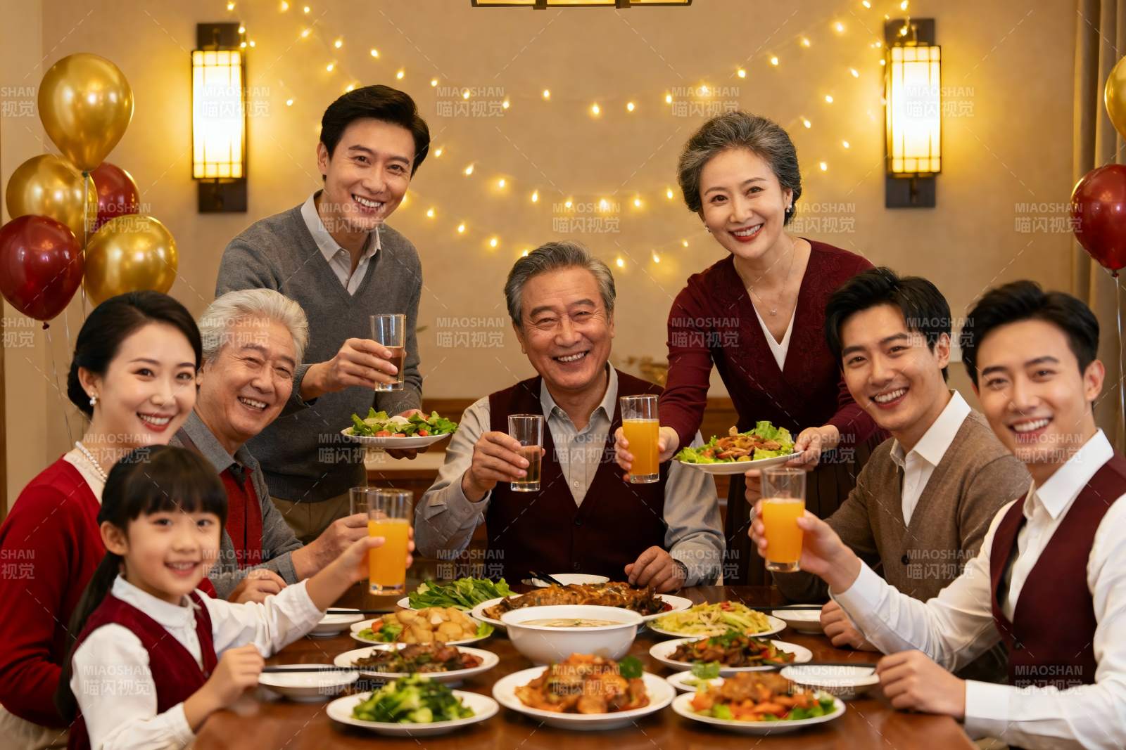 三代同堂家庭聚餐其乐融融图片