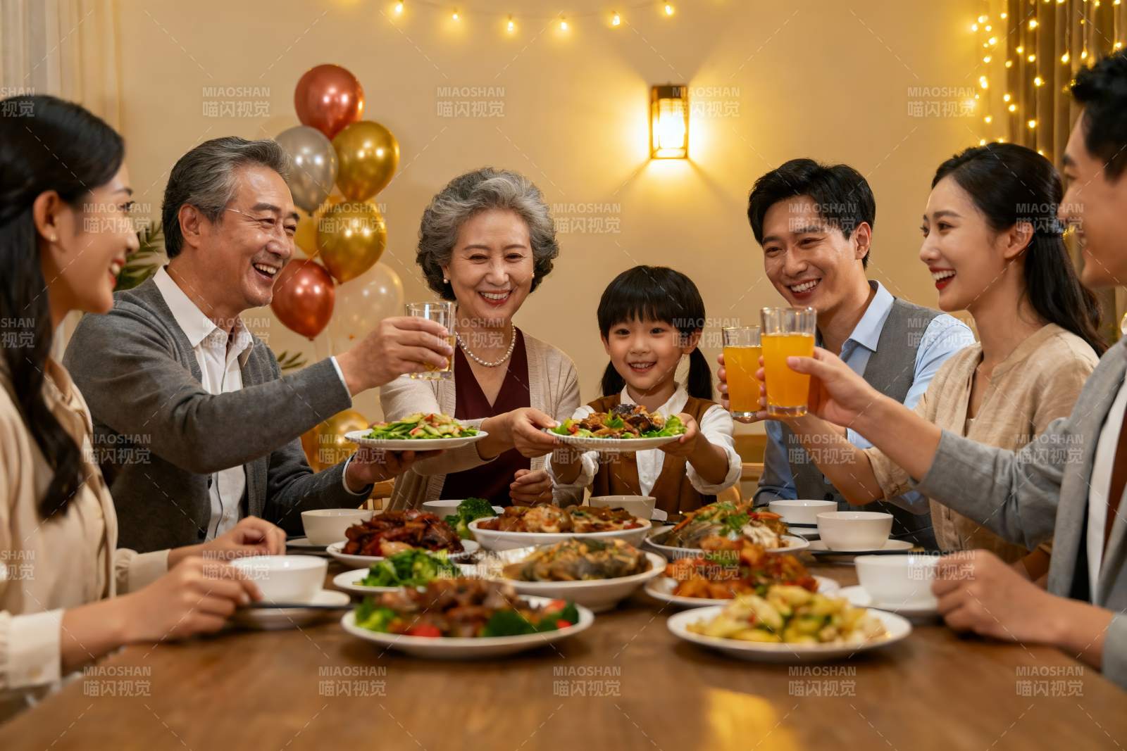 家庭聚餐欢庆时刻图片