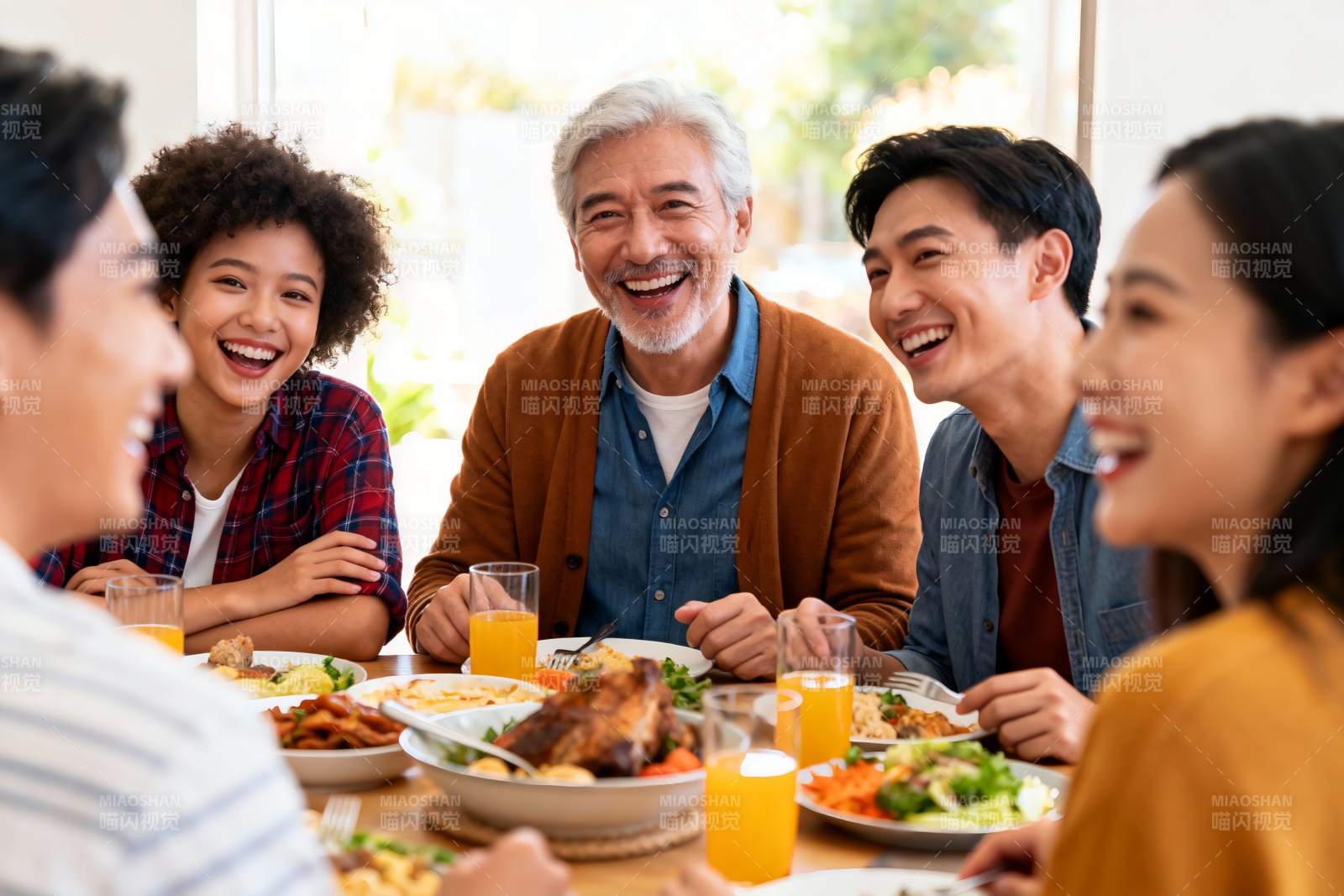 家庭聚餐欢笑场景图片