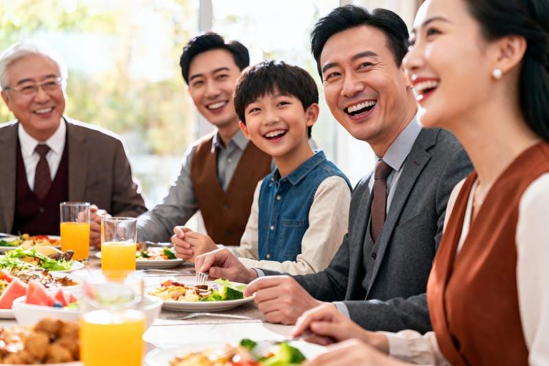 家庭聚餐欢笑场景图片