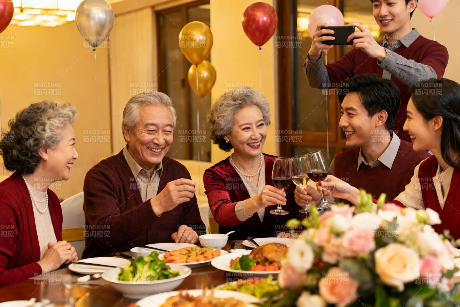 家庭聚餐欢庆时刻图片
