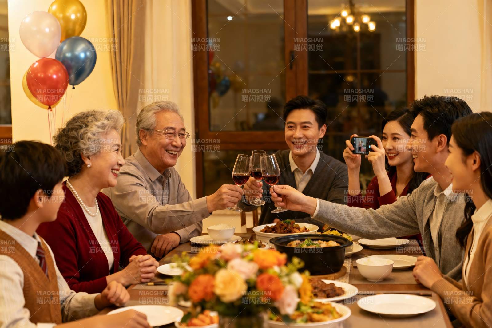 家庭聚餐欢庆时刻图片