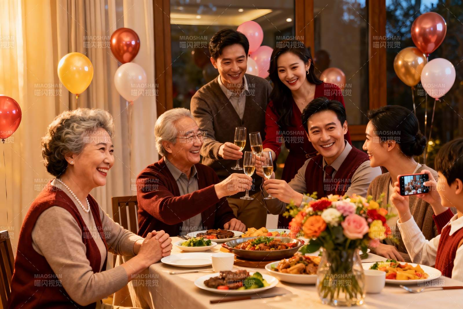 家庭聚餐欢庆时刻图片