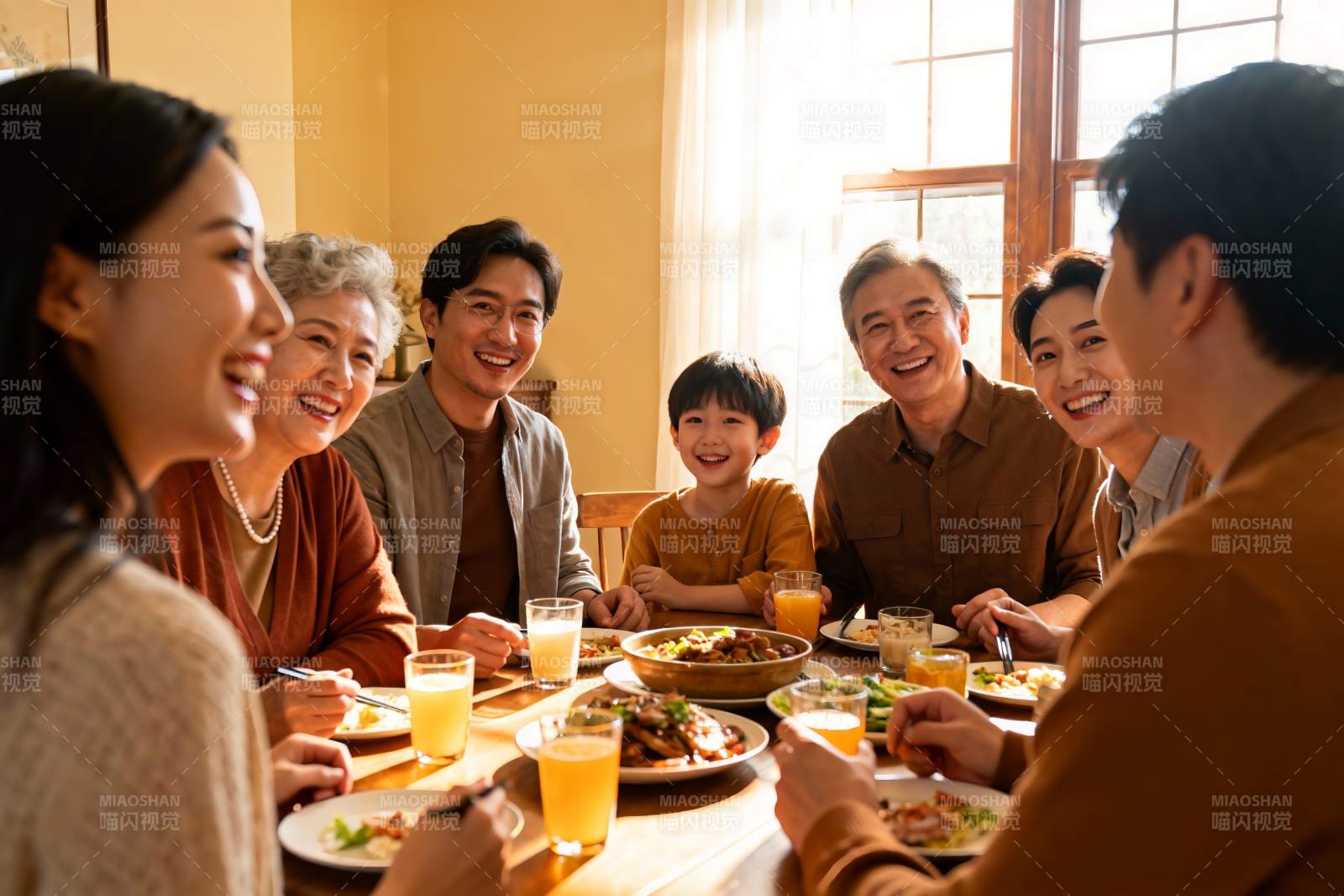 三代同堂家庭聚餐温馨场景图片