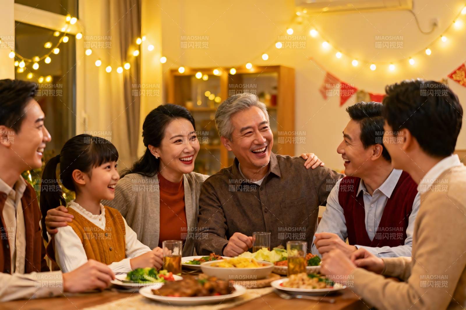 温馨家庭聚餐其乐融融图片