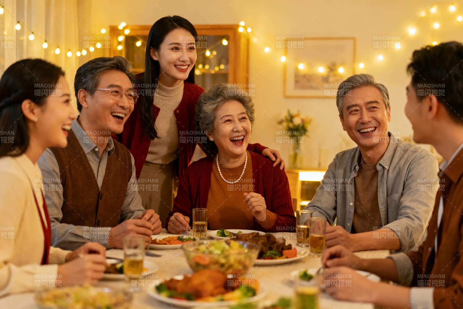 温馨家庭聚餐其乐融融图片