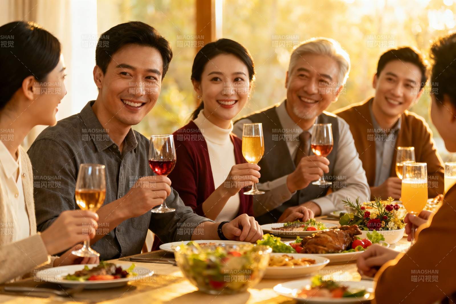 家庭聚餐欢庆时刻图片