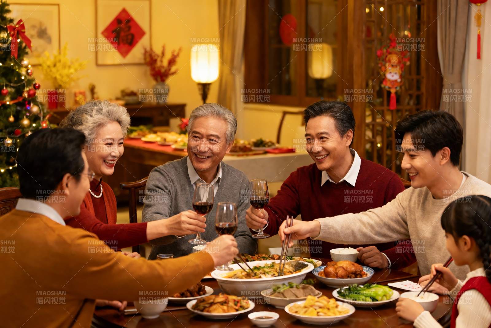 家庭聚餐欢庆团圆时刻图片