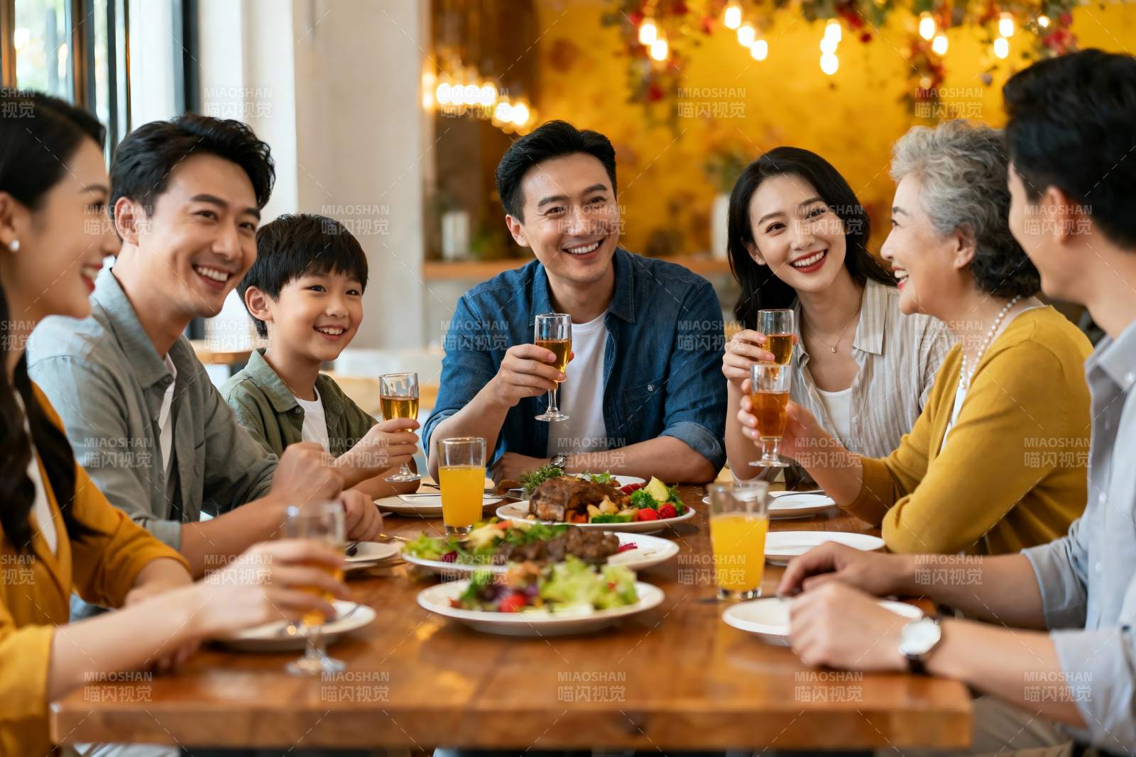 家庭聚餐欢庆时刻图片