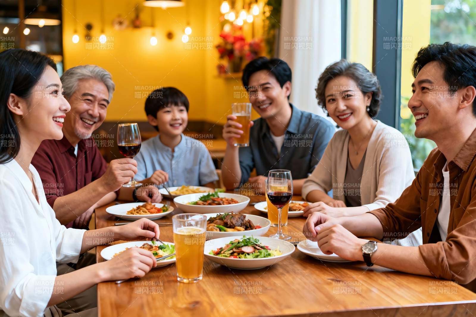 家庭聚餐欢庆时刻图片