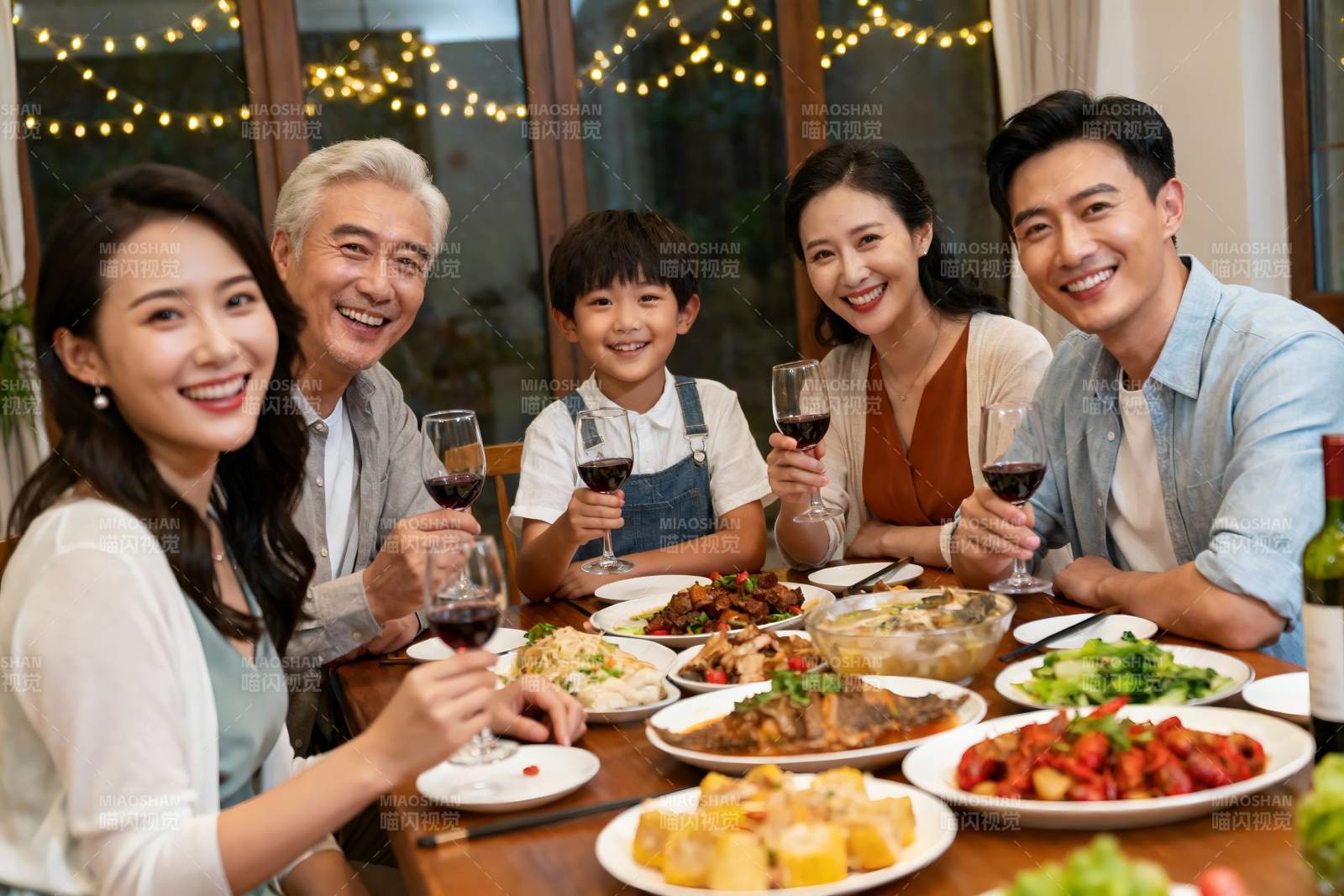 三代同堂家庭聚餐其乐融融图片